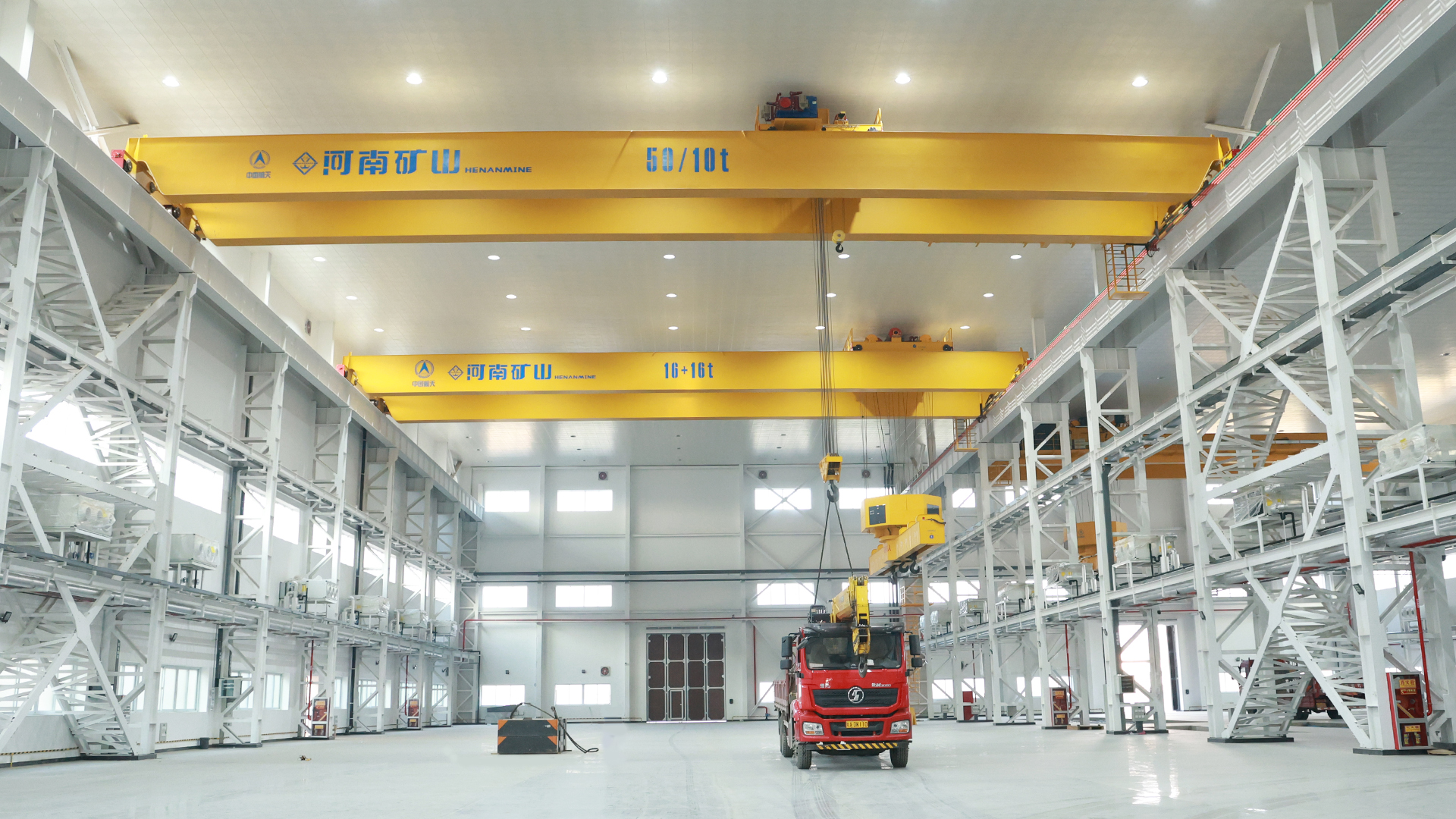 Swivel overhead hanging girder crane