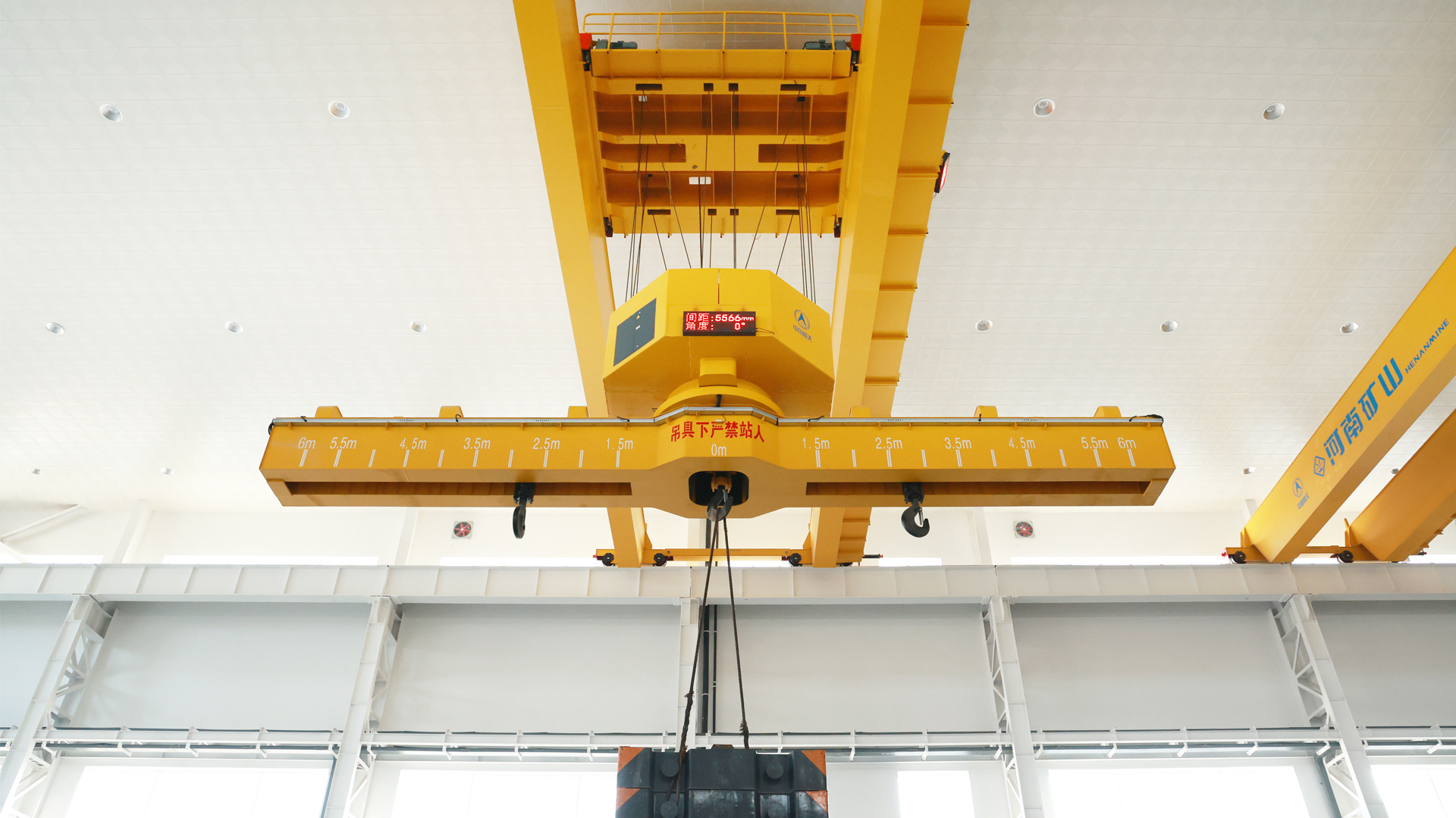 Swivel overhead hanging girder crane
