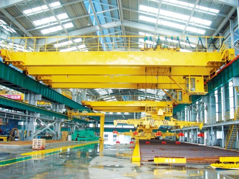 Rotating beam bridge crane