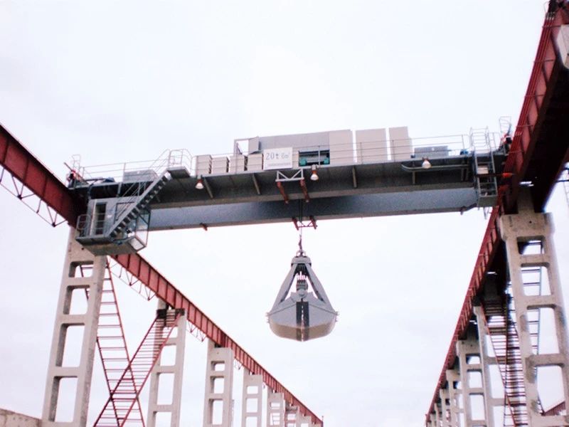 Grapple bridge crane