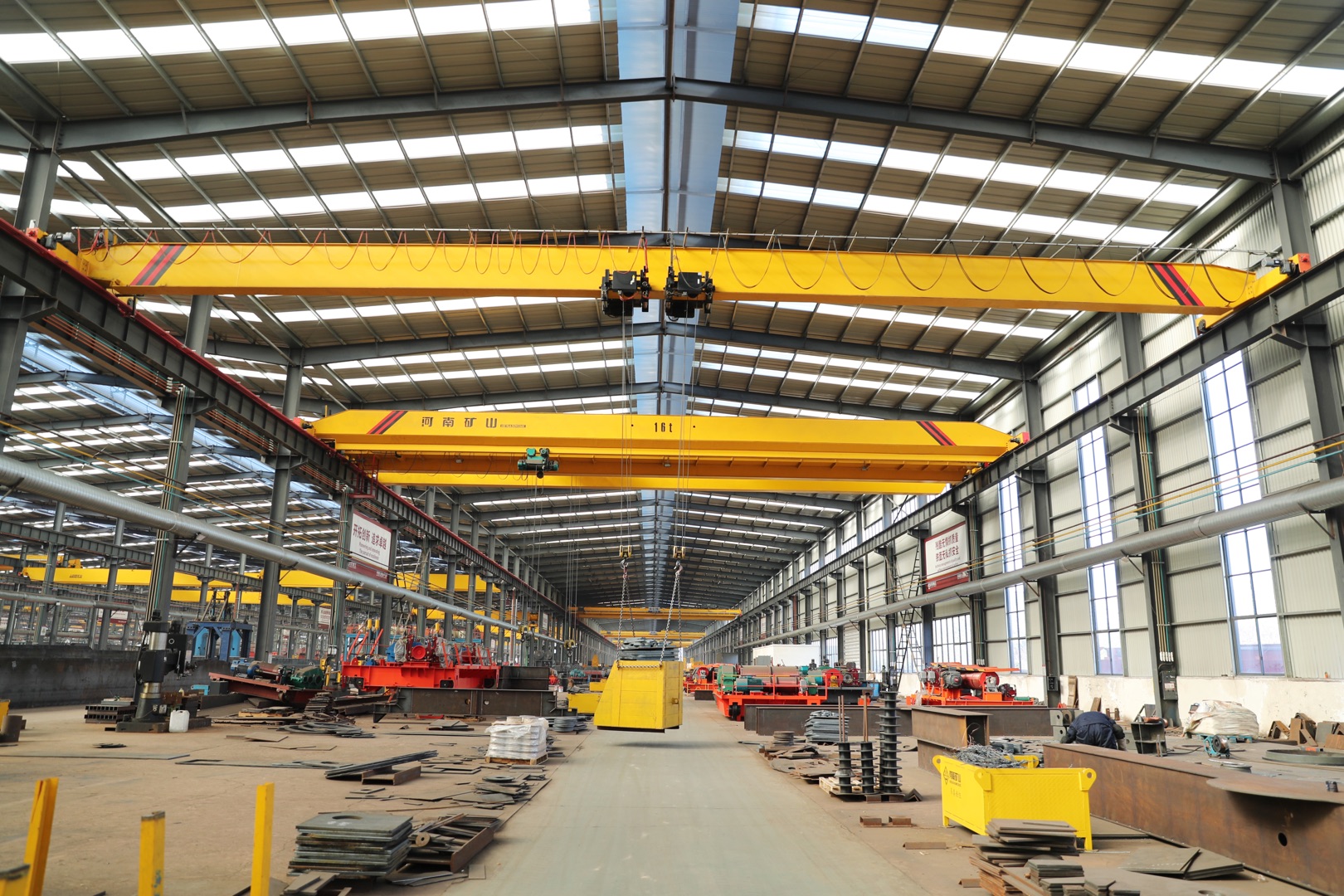 ހެނާން މައިން ބިލްޑް ނެޗުރަލް ގޭސް ޕްލާންޓް ޑަބަލް ގާޑަރ ބްރިޖް ކްރޭން ސްޓްރިންޖެންޓް އެކްސްޕްލޯޝަން ޕްރޫފް ރިކުއަޔަރމަންޓްސް: ޕްރޮސެސިން އޭރިޔާތަކުގައި ހުންނަ އަލިފާން ނިއްވާ އަދި އެކްސްޕްލޯސިވް ގޭސް (މީތޭން، ޕްރޮޕޭން ފަދަ ގޭސްތައް) ހުރެއެވެ. ފުޅާ ދާއިރާއެއްގައި ހަލާކުވާ މާހައުލުތައް: ކެމިކަލް އުފައްދާ ސަރަހައްދުތަކުގައި ހުންނަ މޮއިސްޗަރ އަދި ކެމިކަލްތަކުގެ ސަބަބުން އިކުއިޕްމަންޓްތައް ފަސޭހައިން ގިރަލައެވެ. ޕްރިސިޝަން ލޯޑް ހޭންޑްލިން: ކޮމްޕްރެސަރ، ރިއެކްޓަރު އަދި ޕްރިސިޝަން ވޭލްވްތައް ބޭނުންކުރަން ޖެހޭނީ އިމްޕެކްޓް ޑެމޭޖެއް ނެތި އެވެ. އެސެންޝަލް ސޭފްޓީ ރިޑަންޑެންސީ: ކްރިޓިކަލް އިކުއިޕްމަންޓް ލިފްޓިން އަކީ ޑްރޮޕް ރިސްކް ނައްތާލަން ޖެހޭ ކަމެކެވެ. އެފިޝިއަންޓް ސްޕޭސް ޔޫޓިލައިޒޭޝަން: ކޮމްޕެކްޓް ޕްލާންޓް ލޭއައުޓްގައި ވަކި ސްޕޭންތަކާއި ހެޑްރޫމް ހަރުކުރުމަށް ކްރޭންތައް ބޭނުންވެއެވެ.