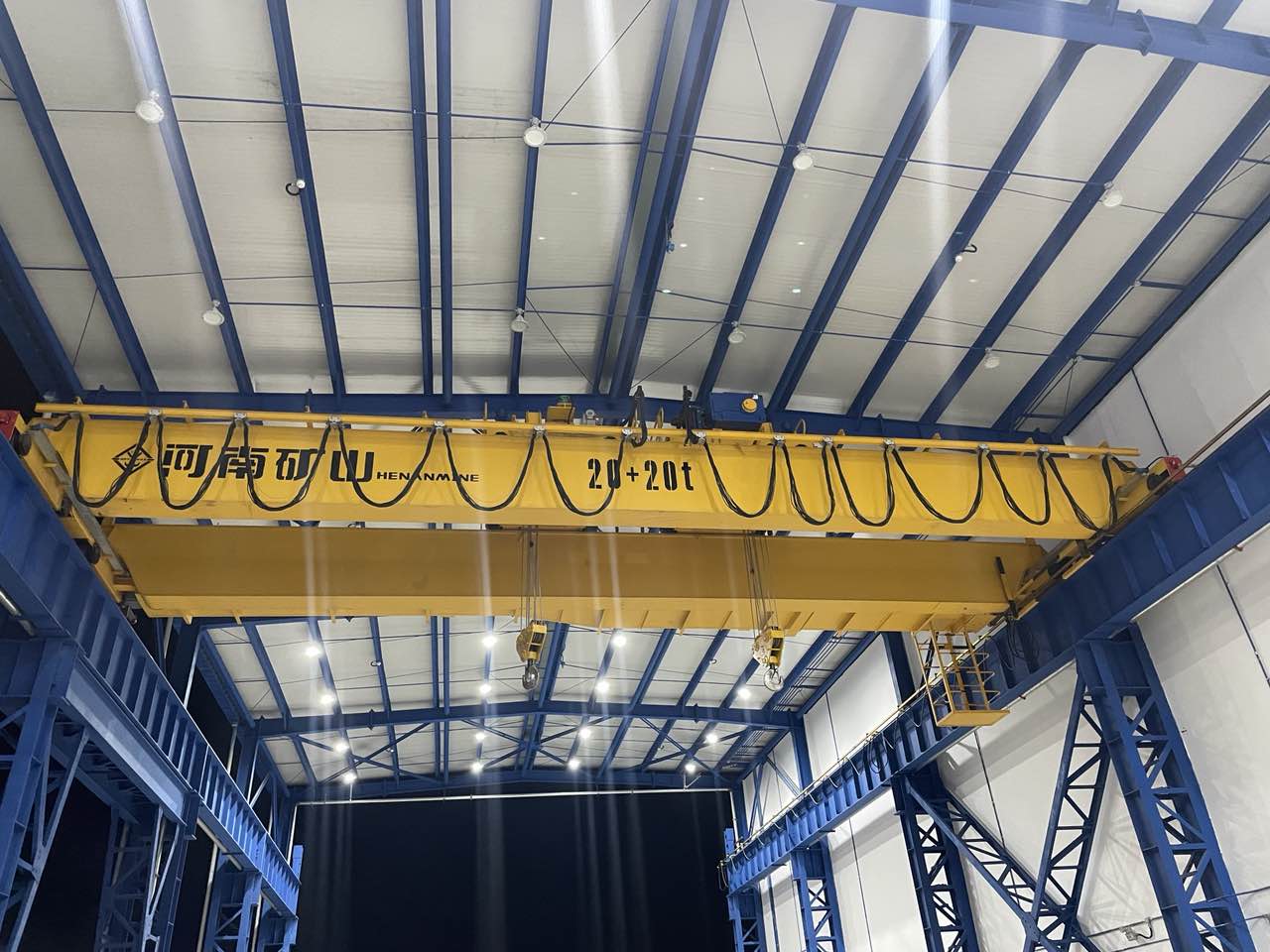 ހެނާން މައިން ބިލްޑް ނެޗުރަލް ގޭސް ޕްލާންޓް ޑަބަލް ގާޑަރ ބްރިޖް ކްރޭން ސްޓްރިންޖެންޓް އެކްސްޕްލޯޝަން ޕްރޫފް ރިކުއަޔަރމަންޓްސް: ޕްރޮސެސިން އޭރިޔާތަކުގައި ހުންނަ އަލިފާން ނިއްވާ އަދި އެކްސްޕްލޯސިވް ގޭސް (މީތޭން، ޕްރޮޕޭން ފަދަ ގޭސްތައް) ހުރެއެވެ. ފުޅާ ދާއިރާއެއްގައި ހަލާކުވާ މާހައުލުތައް: ކެމިކަލް އުފައްދާ ސަރަހައްދުތަކުގައި ހުންނަ މޮއިސްޗަރ އަދި ކެމިކަލްތަކުގެ ސަބަބުން އިކުއިޕްމަންޓްތައް ފަސޭހައިން ގިރަލައެވެ. ޕްރިސިޝަން ލޯޑް ހޭންޑްލިން: ކޮމްޕްރެސަރ، ރިއެކްޓަރު އަދި ޕްރިސިޝަން ވޭލްވްތައް ބޭނުންކުރަން ޖެހޭނީ އިމްޕެކްޓް ޑެމޭޖެއް ނެތި އެވެ. އެސެންޝަލް ސޭފްޓީ ރިޑަންޑެންސީ: ކްރިޓިކަލް އިކުއިޕްމަންޓް ލިފްޓިން އަކީ ޑްރޮޕް ރިސްކް ނައްތާލަން ޖެހޭ ކަމެކެވެ. އެފިޝިއަންޓް ސްޕޭސް ޔޫޓިލައިޒޭޝަން: ކޮމްޕެކްޓް ޕްލާންޓް ލޭއައުޓްގައި ވަކި ސްޕޭންތަކާއި ހެޑްރޫމް ހަރުކުރުމަށް ކްރޭންތައް ބޭނުންވެއެވެ.