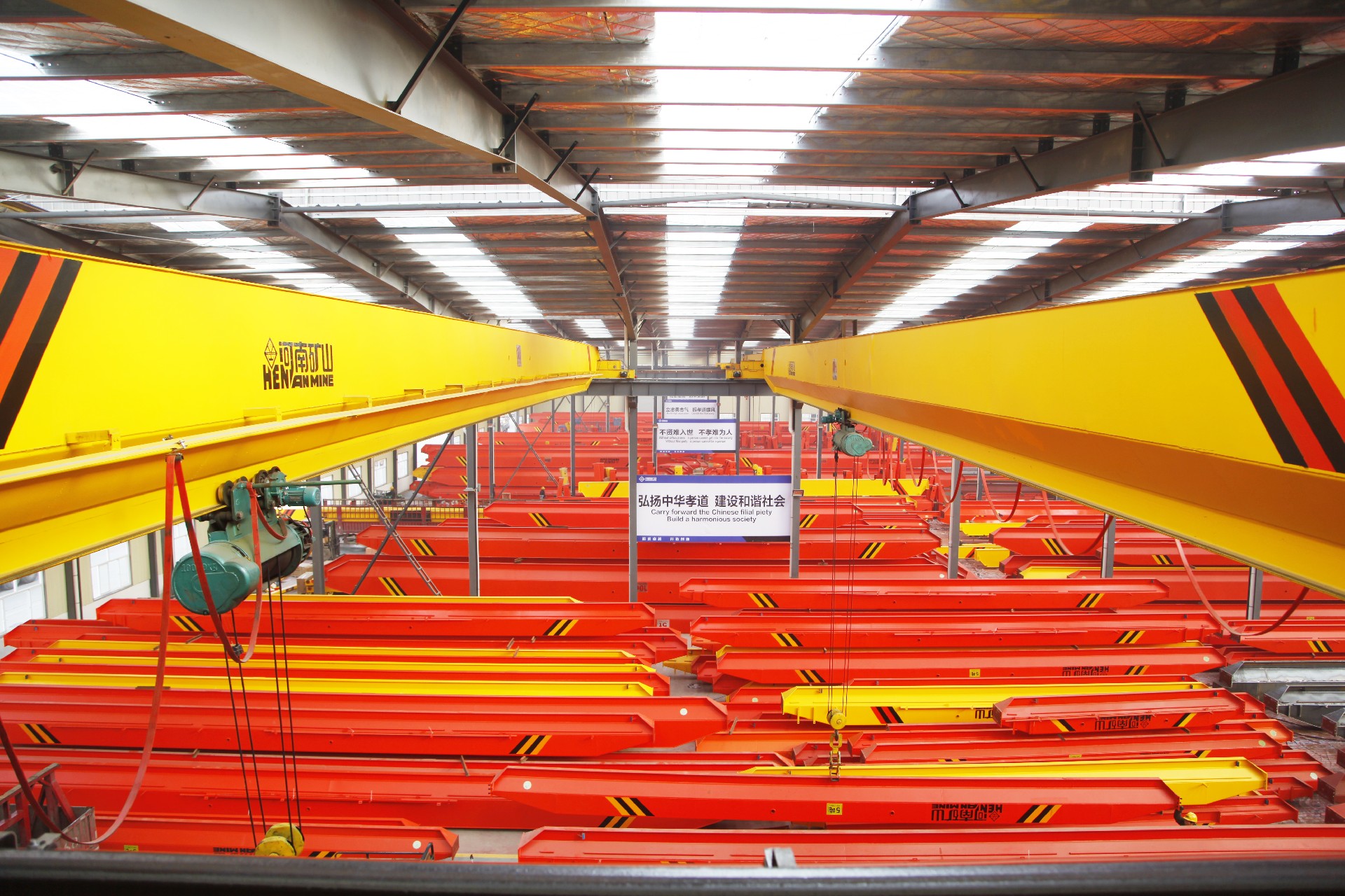 ހެނާން މައިން ބިލްޑް ނެޗުރަލް ގޭސް ޕްލާންޓް ޑަބަލް ގާޑަރ ބްރިޖް ކްރޭން ސްޓްރިންޖެންޓް އެކްސްޕްލޯޝަން ޕްރޫފް ރިކުއަޔަރމަންޓްސް: ޕްރޮސެސިން އޭރިޔާތަކުގައި ހުންނަ އަލިފާން ނިއްވާ އަދި އެކްސްޕްލޯސިވް ގޭސް (މީތޭން، ޕްރޮޕޭން ފަދަ ގޭސްތައް) ހުރެއެވެ. ފުޅާ ދާއިރާއެއްގައި ހަލާކުވާ މާހައުލުތައް: ކެމިކަލް އުފައްދާ ސަރަހައްދުތަކުގައި ހުންނަ މޮއިސްޗަރ އަދި ކެމިކަލްތަކުގެ ސަބަބުން އިކުއިޕްމަންޓްތައް ފަސޭހައިން ގިރަލައެވެ. ޕްރިސިޝަން ލޯޑް ހޭންޑްލިން: ކޮމްޕްރެސަރ، ރިއެކްޓަރު އަދި ޕްރިސިޝަން ވޭލްވްތައް ބޭނުންކުރަން ޖެހޭނީ އިމްޕެކްޓް ޑެމޭޖެއް ނެތި އެވެ. އެސެންޝަލް ސޭފްޓީ ރިޑަންޑެންސީ: ކްރިޓިކަލް އިކުއިޕްމަންޓް ލިފްޓިން އަކީ ޑްރޮޕް ރިސްކް ނައްތާލަން ޖެހޭ ކަމެކެވެ. އެފިޝިއަންޓް ސްޕޭސް ޔޫޓިލައިޒޭޝަން: ކޮމްޕެކްޓް ޕްލާންޓް ލޭއައުޓްގައި ވަކި ސްޕޭންތަކާއި ހެޑްރޫމް ހަރުކުރުމަށް ކްރޭންތައް ބޭނުންވެއެވެ.