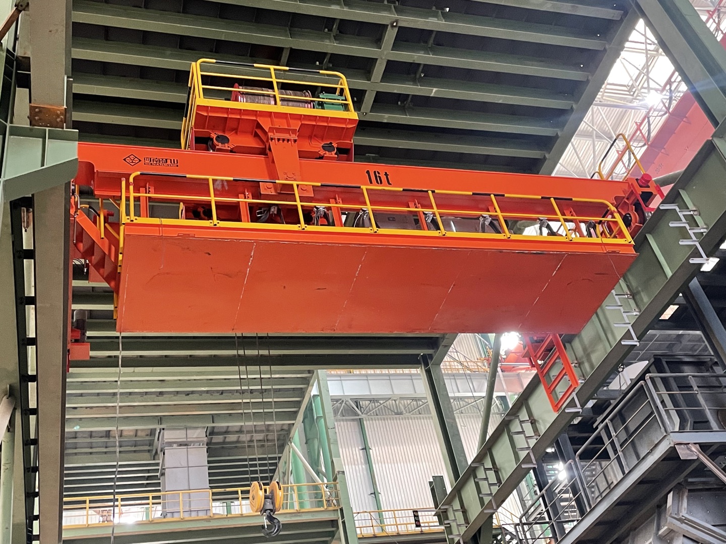 ހެނާން މައިން ބިލްޑް ނެޗުރަލް ގޭސް ޕްލާންޓް ޑަބަލް ގާޑަރ ބްރިޖް ކްރޭން ސްޓްރިންޖެންޓް އެކްސްޕްލޯޝަން ޕްރޫފް ރިކުއަޔަރމަންޓްސް: ޕްރޮސެސިން އޭރިޔާތަކުގައި ހުންނަ އަލިފާން ނިއްވާ އަދި އެކްސްޕްލޯސިވް ގޭސް (މީތޭން، ޕްރޮޕޭން ފަދަ ގޭސްތައް) ހުރެއެވެ. ފުޅާ ދާއިރާއެއްގައި ހަލާކުވާ މާހައުލުތައް: ކެމިކަލް އުފައްދާ ސަރަހައްދުތަކުގައި ހުންނަ މޮއިސްޗަރ އަދި ކެމިކަލްތަކުގެ ސަބަބުން އިކުއިޕްމަންޓްތައް ފަސޭހައިން ގިރަލައެވެ. ޕްރިސިޝަން ލޯޑް ހޭންޑްލިން: ކޮމްޕްރެސަރ، ރިއެކްޓަރު އަދި ޕްރިސިޝަން ވޭލްވްތައް ބޭނުންކުރަން ޖެހޭނީ އިމްޕެކްޓް ޑެމޭޖެއް ނެތި އެވެ. އެސެންޝަލް ސޭފްޓީ ރިޑަންޑެންސީ: ކްރިޓިކަލް އިކުއިޕްމަންޓް ލިފްޓިން އަކީ ޑްރޮޕް ރިސްކް ނައްތާލަން ޖެހޭ ކަމެކެވެ. އެފިޝިއަންޓް ސްޕޭސް ޔޫޓިލައިޒޭޝަން: ކޮމްޕެކްޓް ޕްލާންޓް ލޭއައުޓްގައި ވަކި ސްޕޭންތަކާއި ހެޑްރޫމް ހަރުކުރުމަށް ކްރޭންތައް ބޭނުންވެއެވެ.