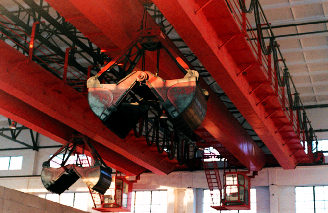 ހެނާން މައިން ބިލްޑް ނެޗުރަލް ގޭސް ޕްލާންޓް ޑަބަލް ގާޑަރ ބްރިޖް ކްރޭން ސްޓްރިންޖެންޓް އެކްސްޕްލޯޝަން ޕްރޫފް ރިކުއަޔަރމަންޓްސް: ޕްރޮސެސިން އޭރިޔާތަކުގައި ހުންނަ އަލިފާން ނިއްވާ އަދި އެކްސްޕްލޯސިވް ގޭސް (މީތޭން، ޕްރޮޕޭން ފަދަ ގޭސްތައް) ހުރެއެވެ. ފުޅާ ދާއިރާއެއްގައި ހަލާކުވާ މާހައުލުތައް: ކެމިކަލް އުފައްދާ ސަރަހައްދުތަކުގައި ހުންނަ މޮއިސްޗަރ އަދި ކެމިކަލްތަކުގެ ސަބަބުން އިކުއިޕްމަންޓްތައް ފަސޭހައިން ގިރަލައެވެ. ޕްރިސިޝަން ލޯޑް ހޭންޑްލިން: ކޮމްޕްރެސަރ، ރިއެކްޓަރު އަދި ޕްރިސިޝަން ވޭލްވްތައް ބޭނުންކުރަން ޖެހޭނީ އިމްޕެކްޓް ޑެމޭޖެއް ނެތި އެވެ. އެސެންޝަލް ސޭފްޓީ ރިޑަންޑެންސީ: ކްރިޓިކަލް އިކުއިޕްމަންޓް ލިފްޓިން އަކީ ޑްރޮޕް ރިސްކް ނައްތާލަން ޖެހޭ ކަމެކެވެ. އެފިޝިއަންޓް ސްޕޭސް ޔޫޓިލައިޒޭޝަން: ކޮމްޕެކްޓް ޕްލާންޓް ލޭއައުޓްގައި ވަކި ސްޕޭންތަކާއި ހެޑްރޫމް ހަރުކުރުމަށް ކްރޭންތައް ބޭނުންވެއެވެ.