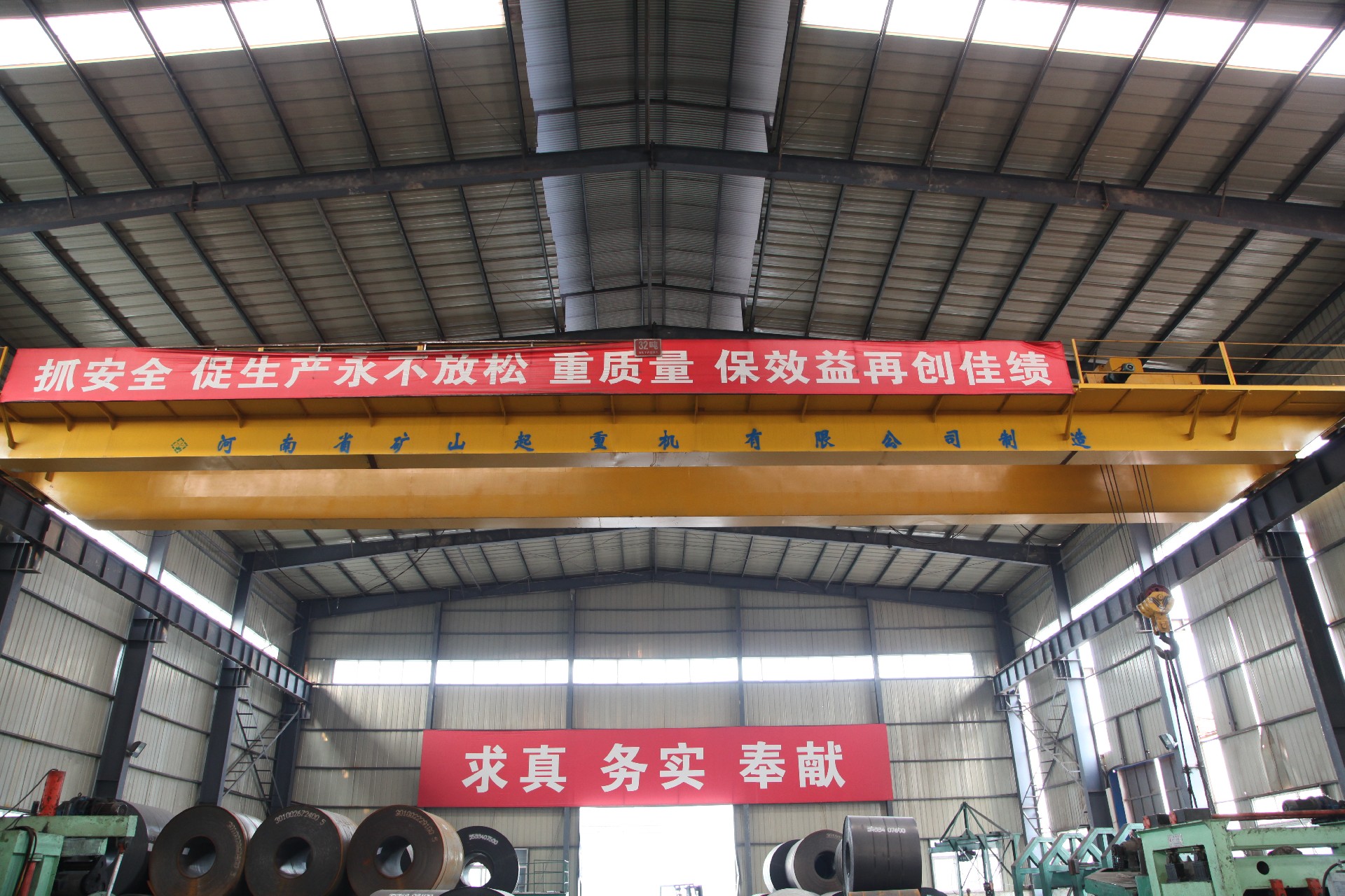 ހެނާން މައިން ބިލްޑް ނެޗުރަލް ގޭސް ޕްލާންޓް ޑަބަލް ގާޑަރ ބްރިޖް ކްރޭން ސްޓްރިންޖެންޓް އެކްސްޕްލޯޝަން ޕްރޫފް ރިކުއަޔަރމަންޓްސް: ޕްރޮސެސިން އޭރިޔާތަކުގައި ހުންނަ އަލިފާން ނިއްވާ އަދި އެކްސްޕްލޯސިވް ގޭސް (މީތޭން، ޕްރޮޕޭން ފަދަ ގޭސްތައް) ހުރެއެވެ. ފުޅާ ދާއިރާއެއްގައި ހަލާކުވާ މާހައުލުތައް: ކެމިކަލް އުފައްދާ ސަރަހައްދުތަކުގައި ހުންނަ މޮއިސްޗަރ އަދި ކެމިކަލްތަކުގެ ސަބަބުން އިކުއިޕްމަންޓްތައް ފަސޭހައިން ގިރަލައެވެ. ޕްރިސިޝަން ލޯޑް ހޭންޑްލިން: ކޮމްޕްރެސަރ، ރިއެކްޓަރު އަދި ޕްރިސިޝަން ވޭލްވްތައް ބޭނުންކުރަން ޖެހޭނީ އިމްޕެކްޓް ޑެމޭޖެއް ނެތި އެވެ. އެސެންޝަލް ސޭފްޓީ ރިޑަންޑެންސީ: ކްރިޓިކަލް އިކުއިޕްމަންޓް ލިފްޓިން އަކީ ޑްރޮޕް ރިސްކް ނައްތާލަން ޖެހޭ ކަމެކެވެ. އެފިޝިއަންޓް ސްޕޭސް ޔޫޓިލައިޒޭޝަން: ކޮމްޕެކްޓް ޕްލާންޓް ލޭއައުޓްގައި ވަކި ސްޕޭންތަކާއި ހެޑްރޫމް ހަރުކުރުމަށް ކްރޭންތައް ބޭނުންވެއެވެ.