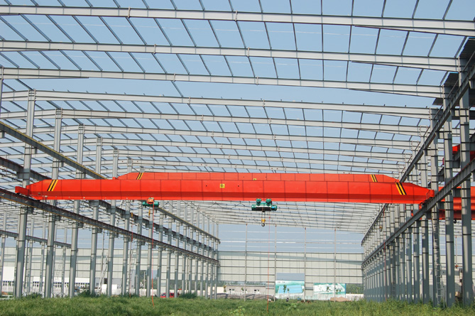 ހެނާން މައިން ބިލްޑް ނެޗުރަލް ގޭސް ޕްލާންޓް ޑަބަލް ގާޑަރ ބްރިޖް ކްރޭން ސްޓްރިންޖެންޓް އެކްސްޕްލޯޝަން ޕްރޫފް ރިކުއަޔަރމަންޓްސް: ޕްރޮސެސިން އޭރިޔާތަކުގައި ހުންނަ އަލިފާން ނިއްވާ އަދި އެކްސްޕްލޯސިވް ގޭސް (މީތޭން، ޕްރޮޕޭން ފަދަ ގޭސްތައް) ހުރެއެވެ. ފުޅާ ދާއިރާއެއްގައި ހަލާކުވާ މާހައުލުތައް: ކެމިކަލް އުފައްދާ ސަރަހައްދުތަކުގައި ހުންނަ މޮއިސްޗަރ އަދި ކެމިކަލްތަކުގެ ސަބަބުން އިކުއިޕްމަންޓްތައް ފަސޭހައިން ގިރަލައެވެ. ޕްރިސިޝަން ލޯޑް ހޭންޑްލިން: ކޮމްޕްރެސަރ، ރިއެކްޓަރު އަދި ޕްރިސިޝަން ވޭލްވްތައް ބޭނުންކުރަން ޖެހޭނީ އިމްޕެކްޓް ޑެމޭޖެއް ނެތި އެވެ. އެސެންޝަލް ސޭފްޓީ ރިޑަންޑެންސީ: ކްރިޓިކަލް އިކުއިޕްމަންޓް ލިފްޓިން އަކީ ޑްރޮޕް ރިސްކް ނައްތާލަން ޖެހޭ ކަމެކެވެ. އެފިޝިއަންޓް ސްޕޭސް ޔޫޓިލައިޒޭޝަން: ކޮމްޕެކްޓް ޕްލާންޓް ލޭއައުޓްގައި ވަކި ސްޕޭންތަކާއި ހެޑްރޫމް ހަރުކުރުމަށް ކްރޭންތައް ބޭނުންވެއެވެ.