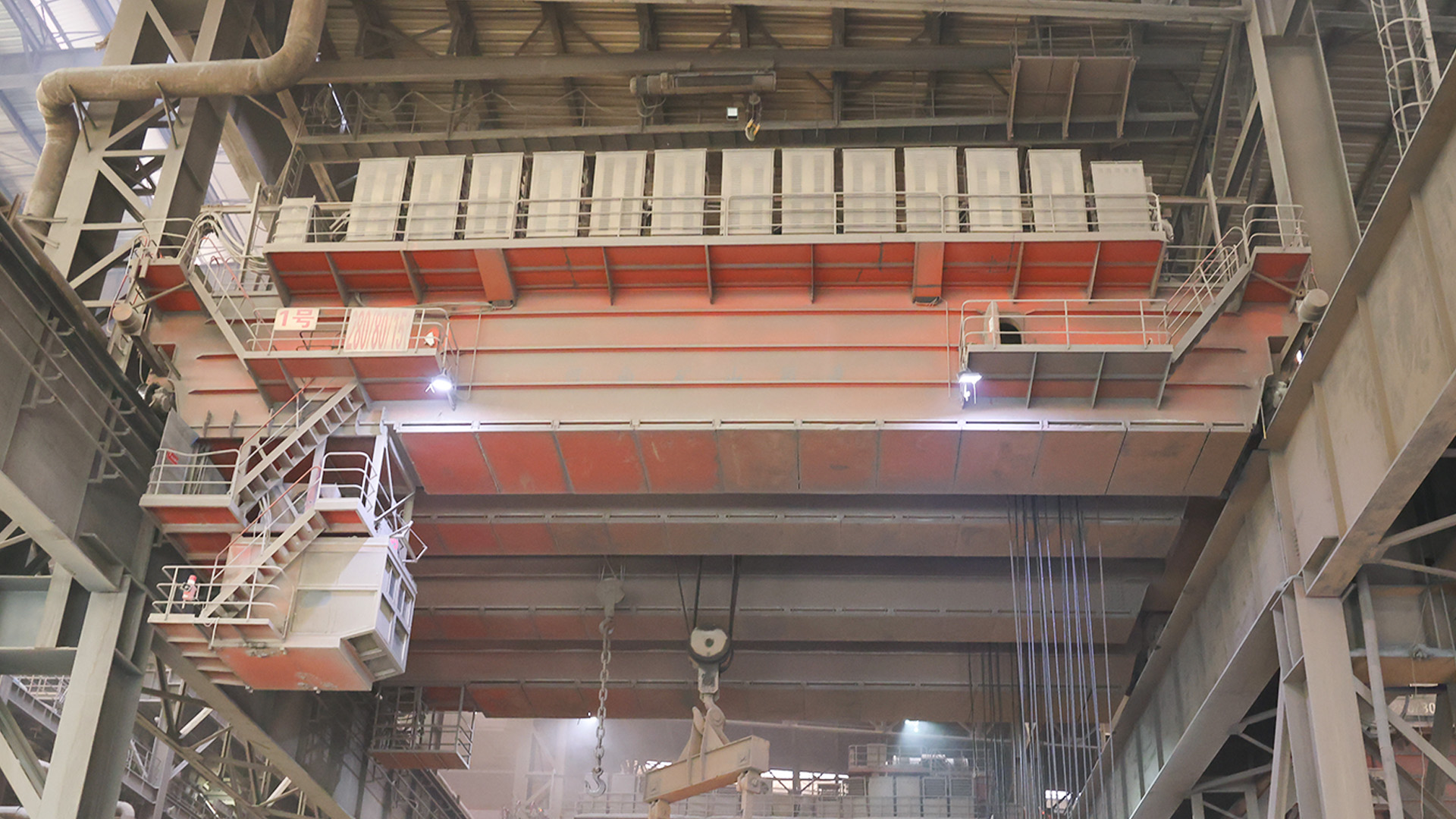 Henan Mine manufactures casting cranes for steel mills, capable of withstanding temperatures up to 1500°C while operating normally.