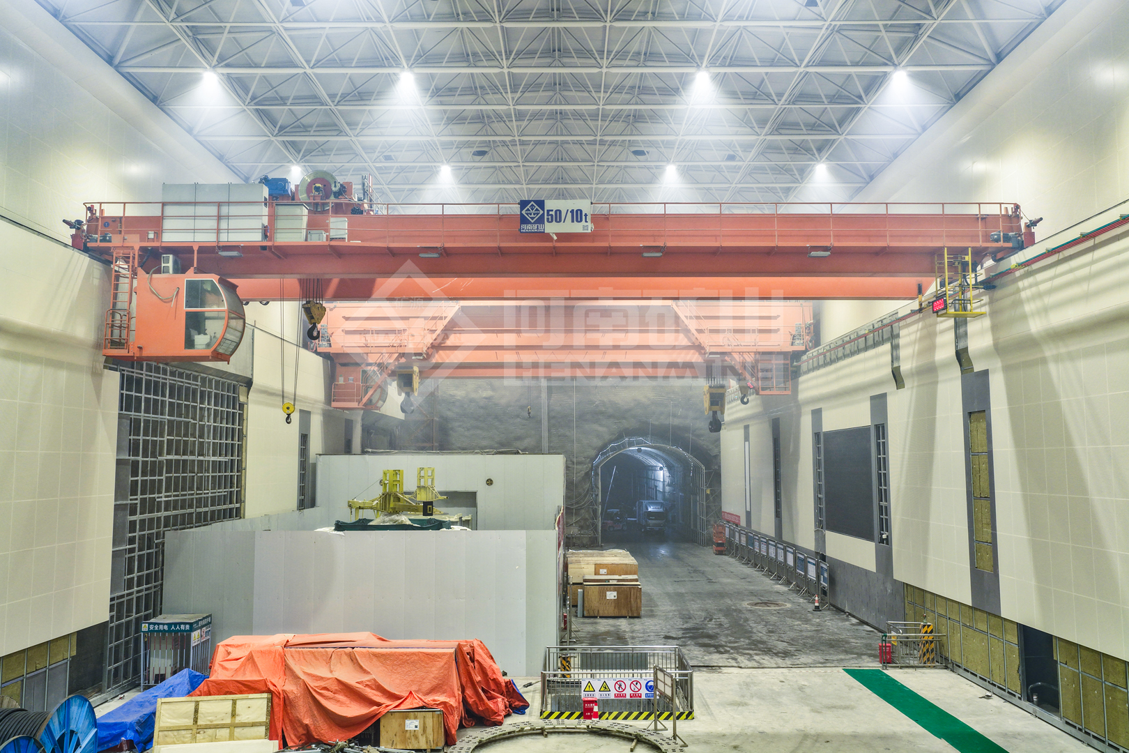 Overhead crane installed in a pumped-storage powerhouse