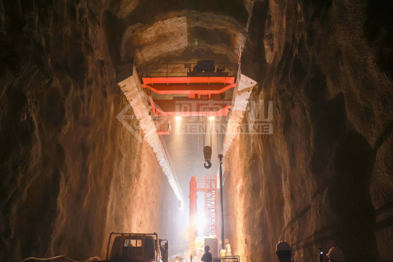 Overhead crane installed in a pumped-storage powerhouse