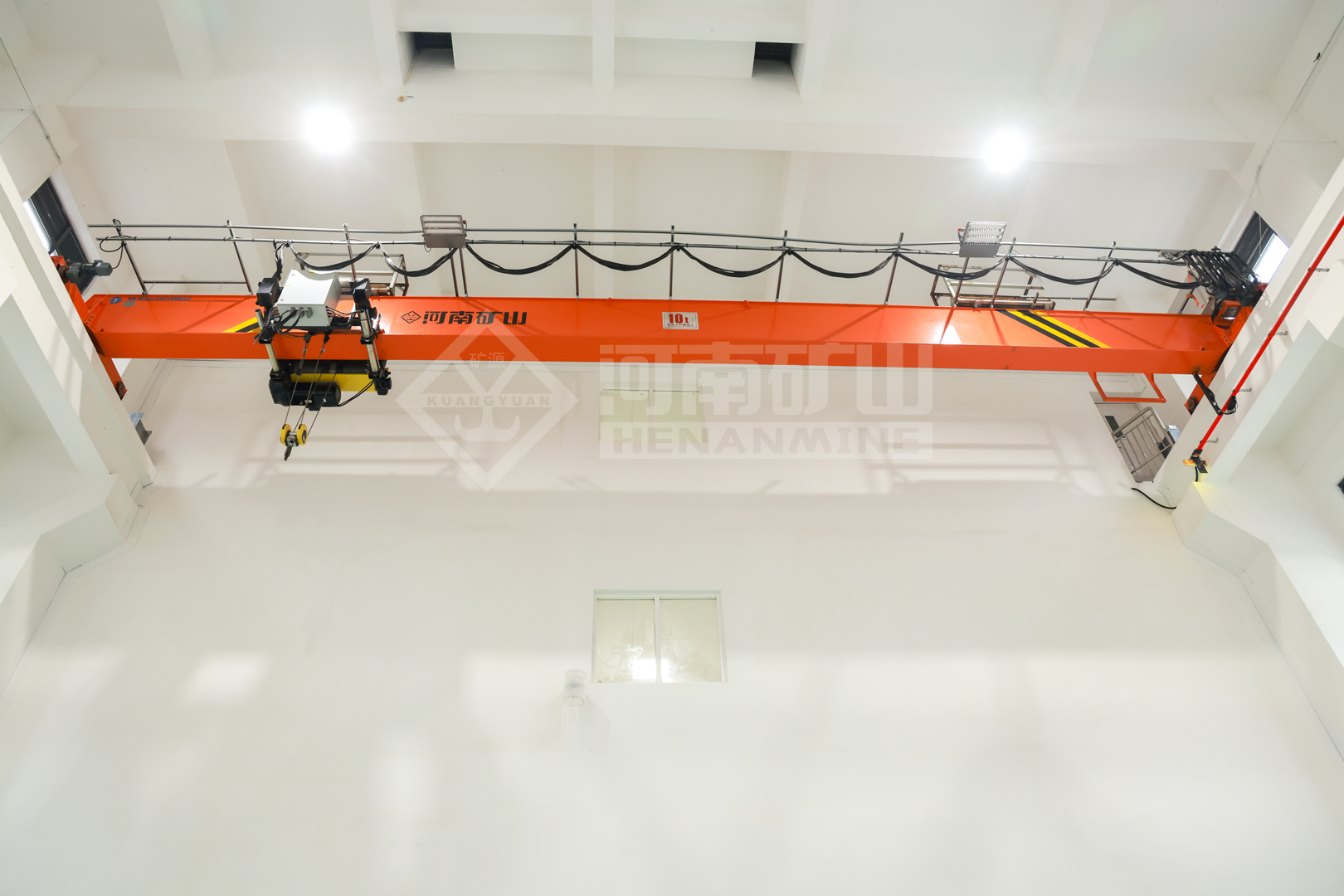 Overhead crane installed in a pumped-storage powerhouse