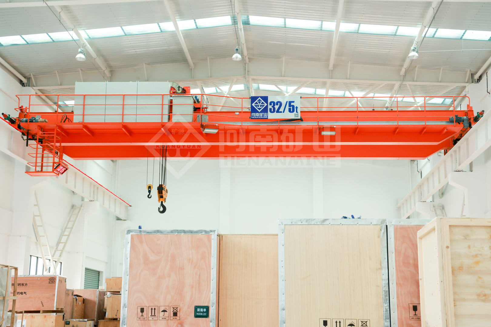 Overhead crane installed in a pumped-storage powerhouse