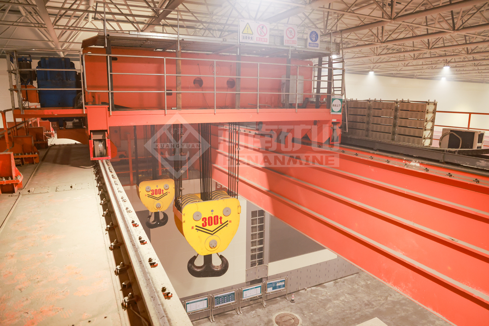 Overhead crane installed in a pumped-storage powerhouse