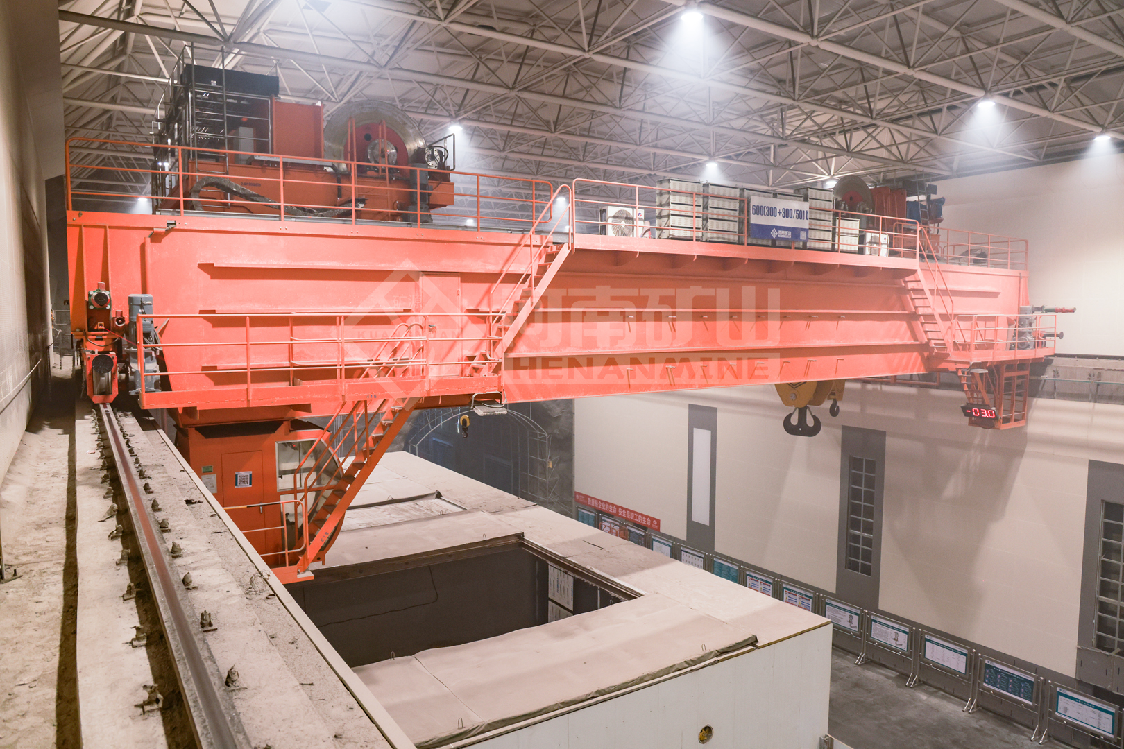 Overhead crane installed in a pumped-storage powerhouse