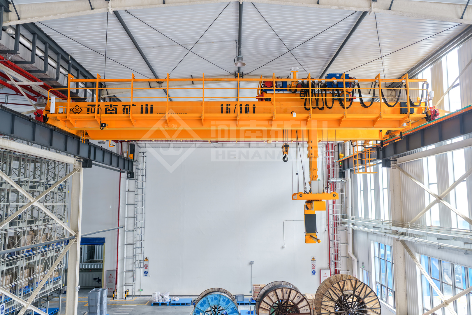 Crane arrangement for automated power cable warehouse handling