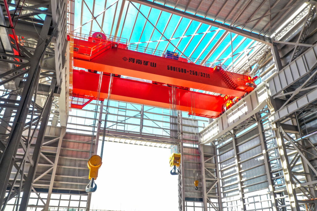 Heavy double-trolley crane for offshore wind equipment assembly