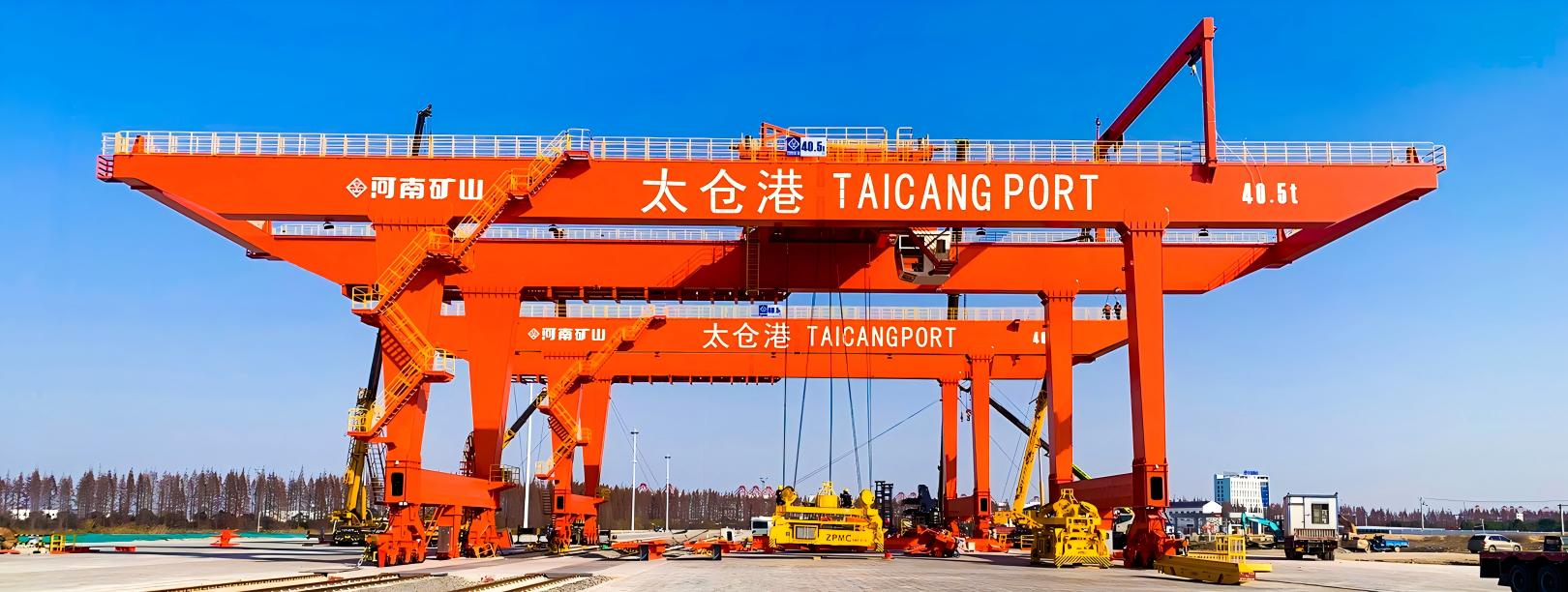 Rail-mounted container gantry crane in a port container yard