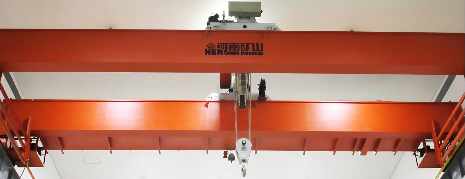 Clean lifting overhead crane installed in a polysilicon process building