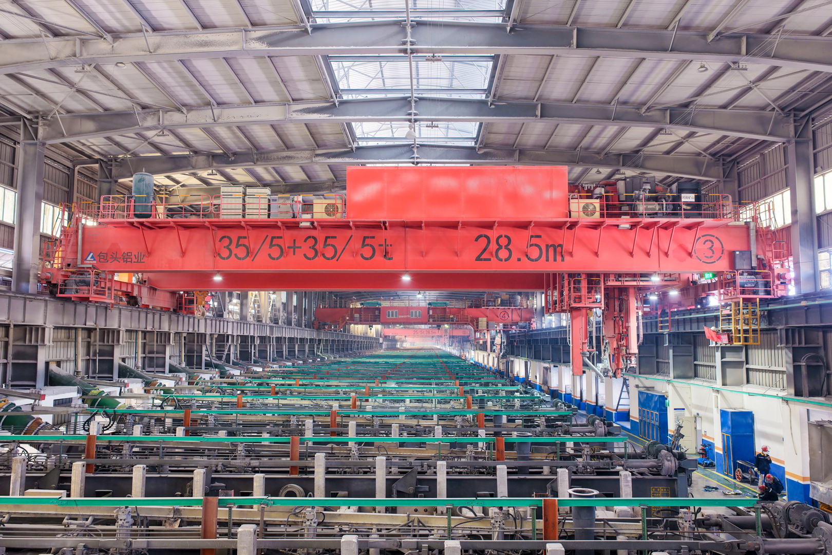 Custom material-handling cranes for an aluminum production project