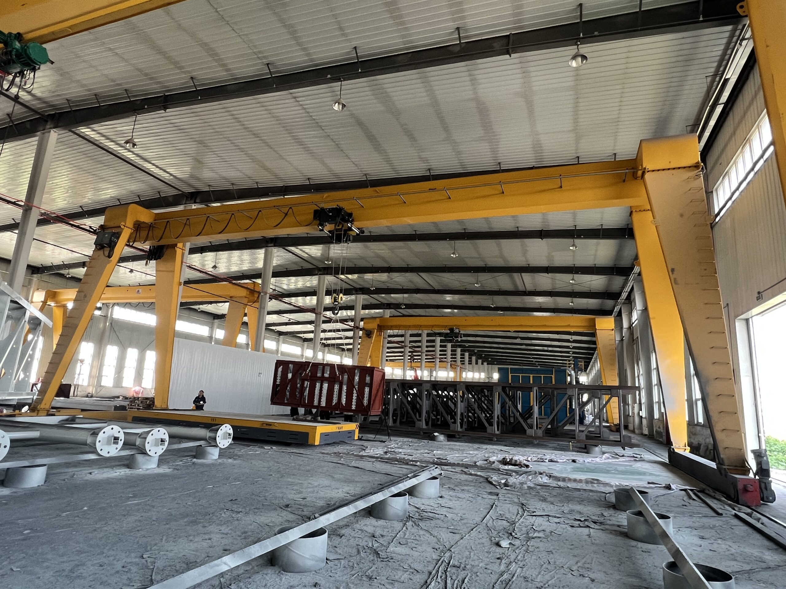 Gantry cranes on the manufacturer KSMH product page in an industrial workshop