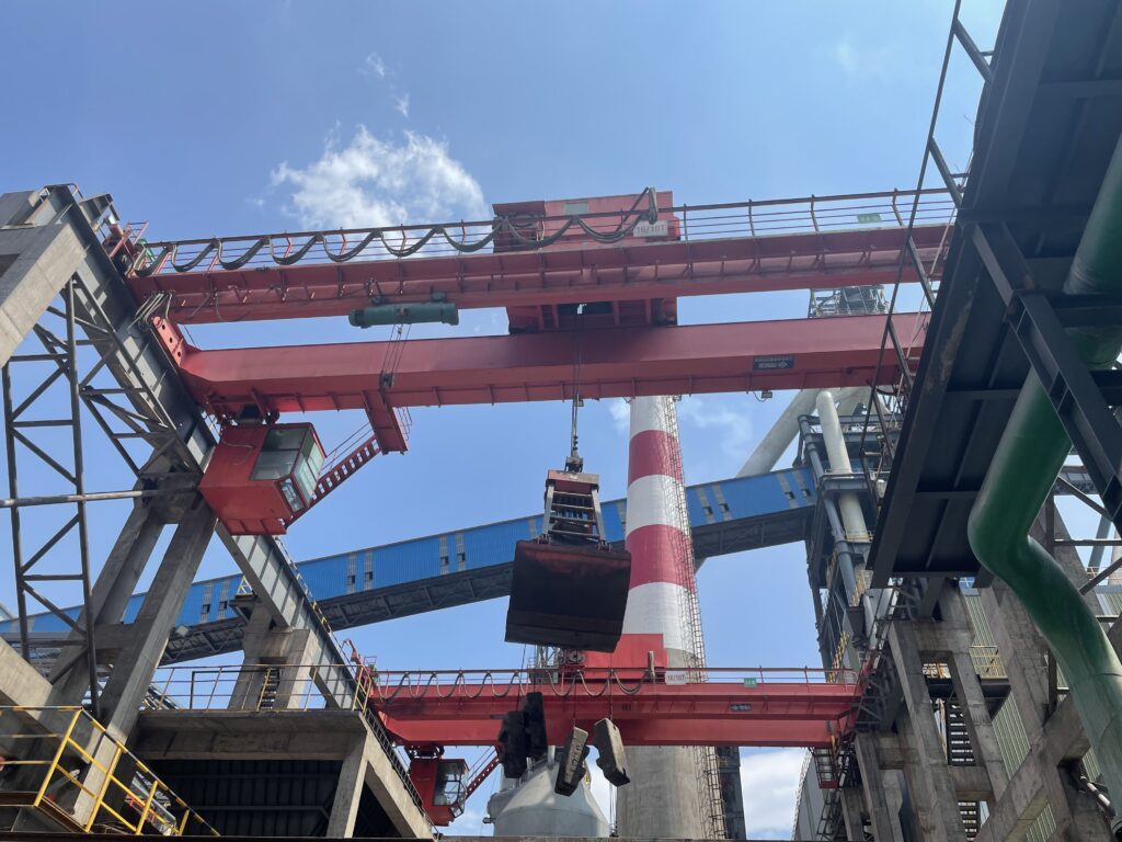 QZ double girder grab overhead crane working in an industrial bay