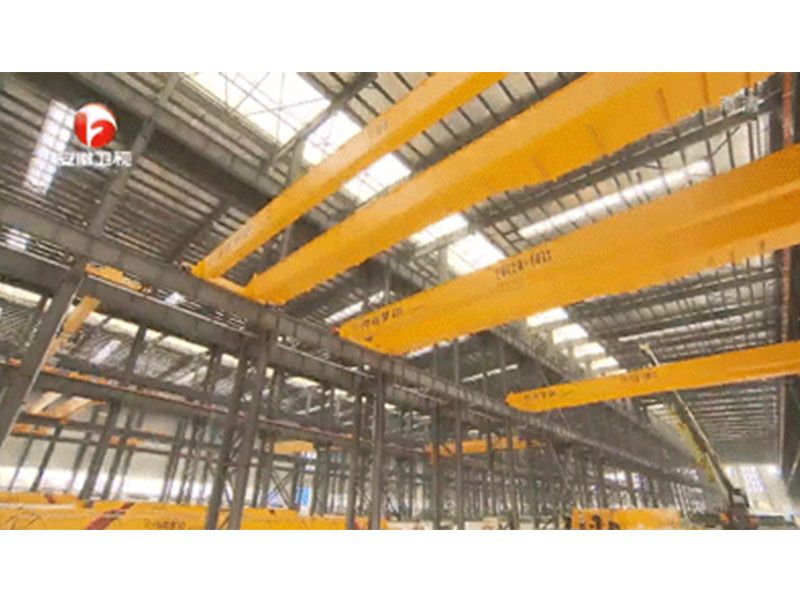 Crane equipment operating in Tangxing’s trenchless-equipment manufacturing park