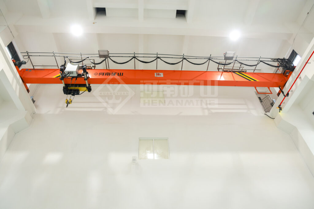 Single-girder overhead crane in an auxiliary equipment room