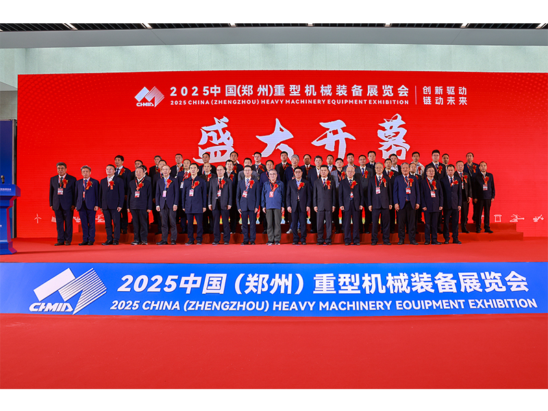 Intelligent crane technology at the 2025 Zhengzhou heavy machinery exhibition