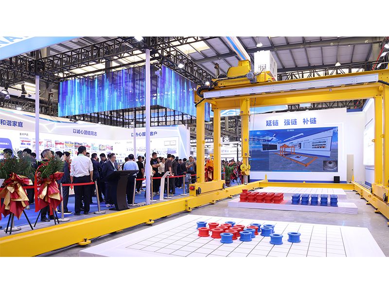 AI-interactive automatic gantry crane at the April 2025 Changyuan exhibition