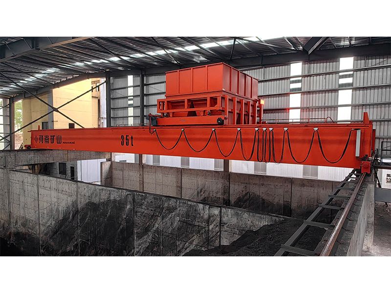 Automatic material-distribution crane for carbon production