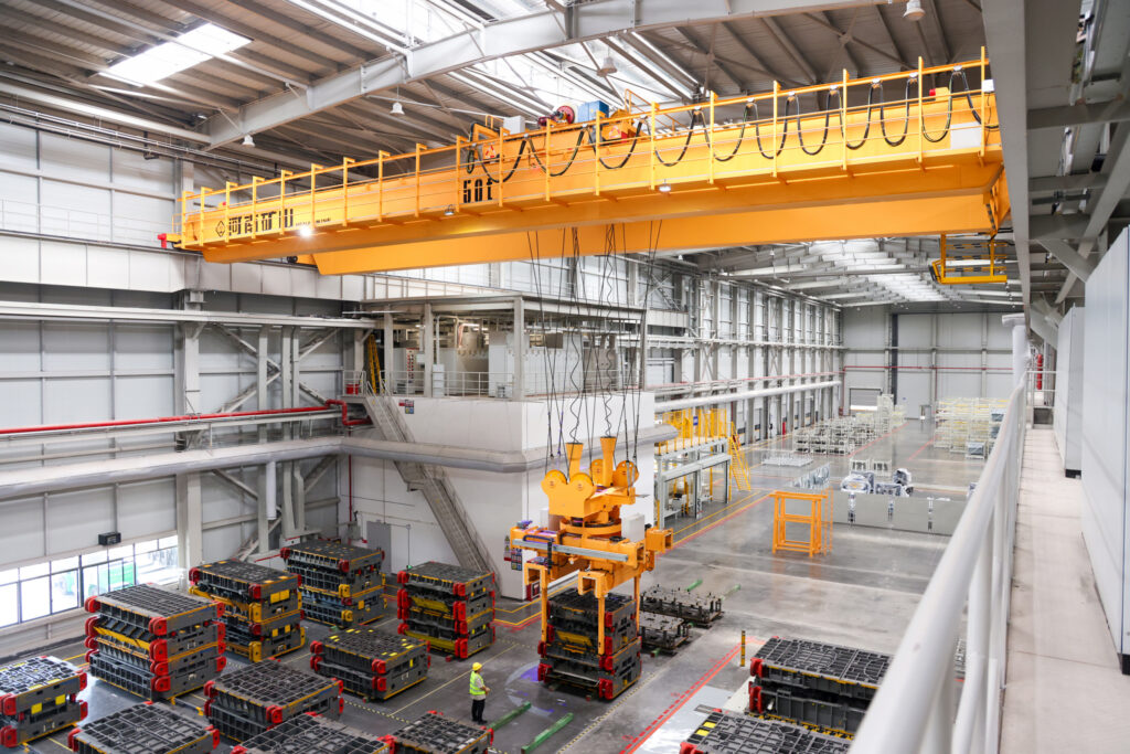 Automated Die-Handling Cranes Support Automotive Stamping Workshops — image 6 Automated die-handling crane equipment for an automotive stamping workshop