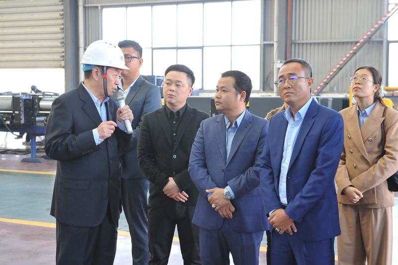 Cambodian delegation visiting the intelligent industrial park