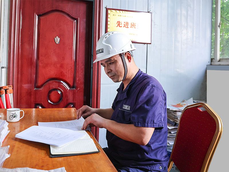Niu Yongqing’s team manufacturing heavy casting-crane structures