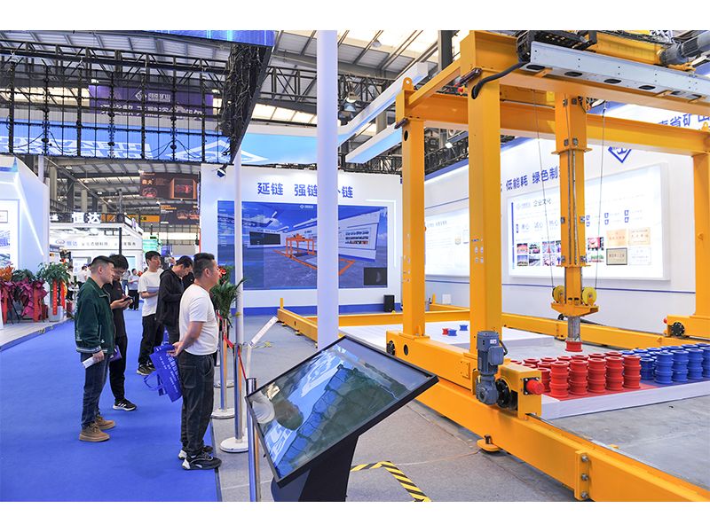 Automated crane display and partner discussions at Changyuan Expo 2025