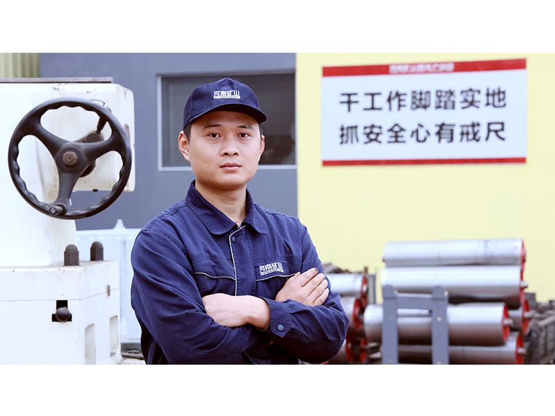 CNC machinist Lu Shaozhuang processing crane drum components