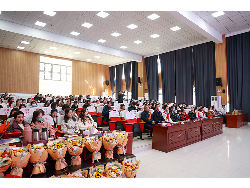 Crane assembly specialist Li Jie speaking at a student event