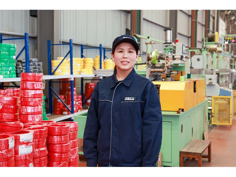 Cable extrusion specialist Li Xiaojuan in the crane-cable workshop