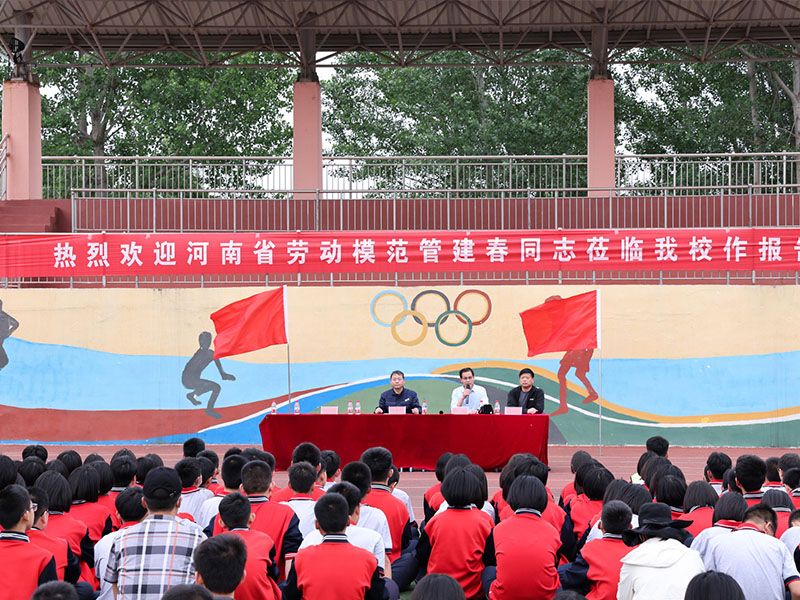 Crane manufacturing specialist Guan Jianchun speaking with school students