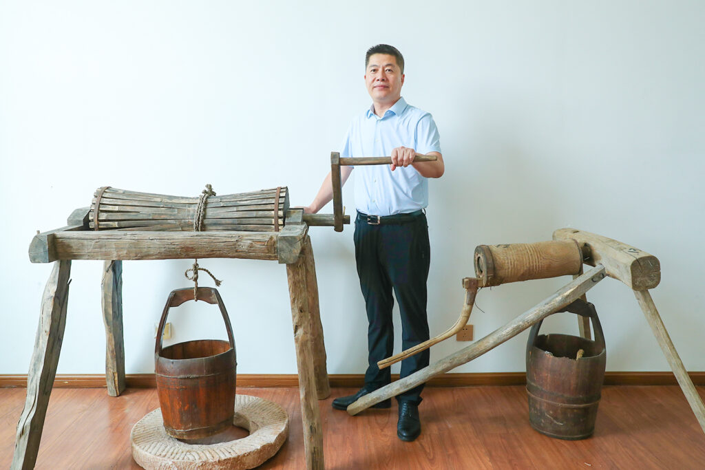 Historic hoists and engineering materials donated to the crane museum