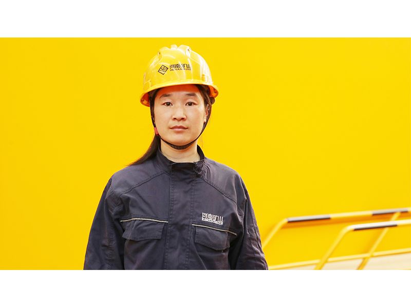 Crane welder Feng Jianhe working on a double-girder main beam