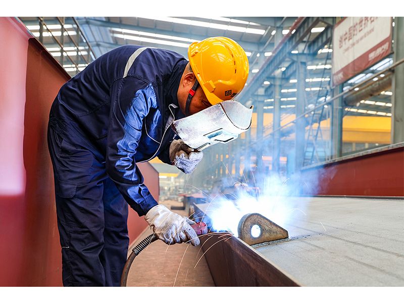 Double-girder manufacturing specialist Ma Hongtao in the workshop