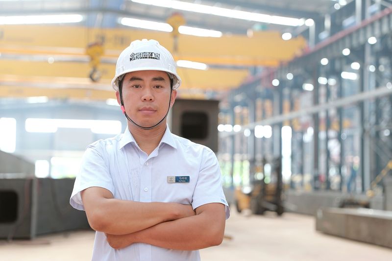 Double-girder crane workshop team leader Ma Peiqin working with colleagues