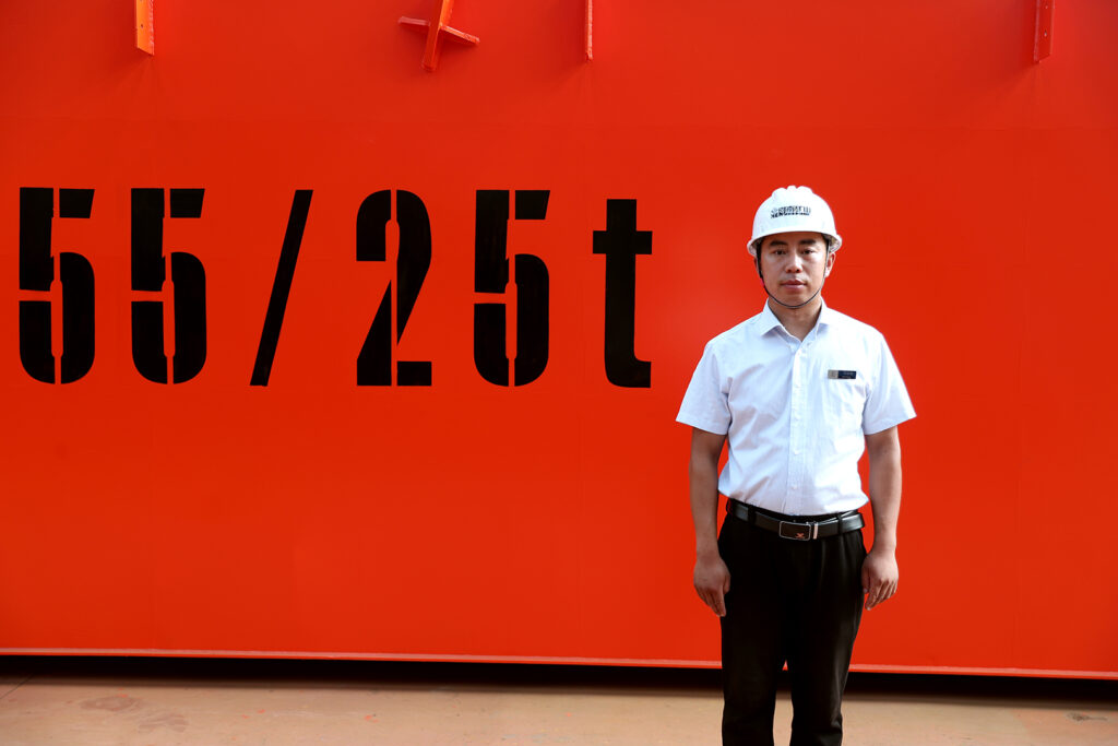 Double-girder crane workshop team leader Ma Peiqin working with colleagues