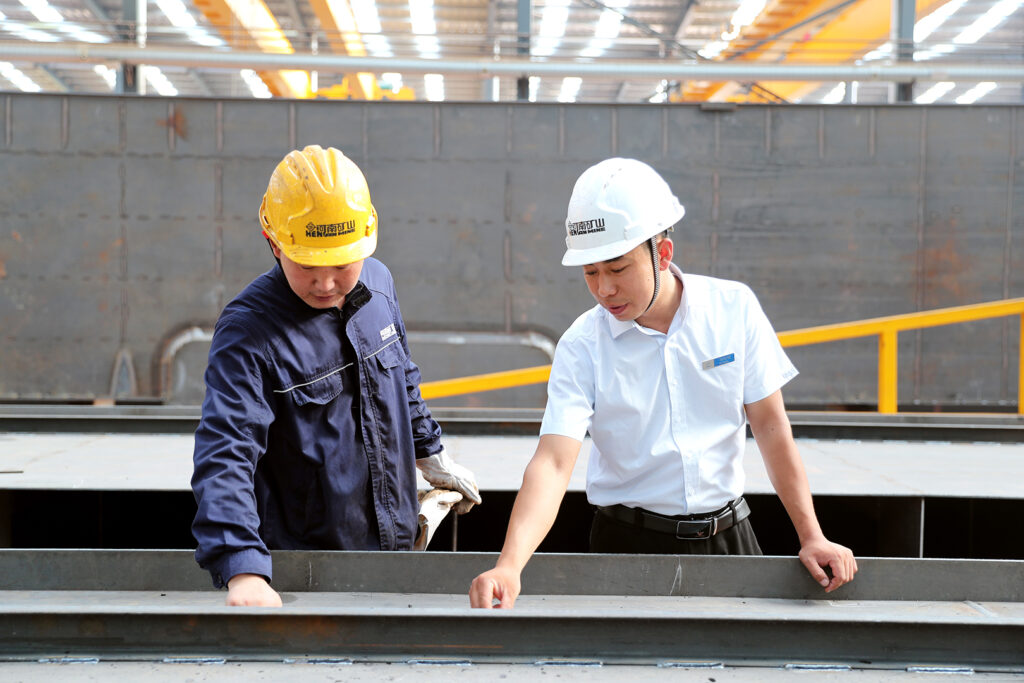 Double-girder crane workshop team leader Ma Peiqin working with colleagues
