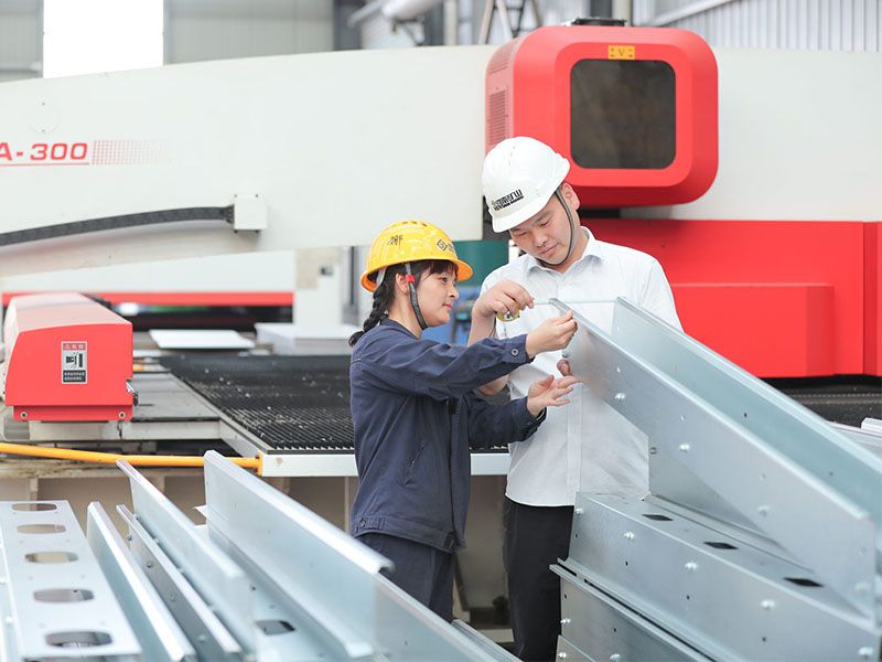 Wei Changxin’s electrical-cabinet manufacturing team