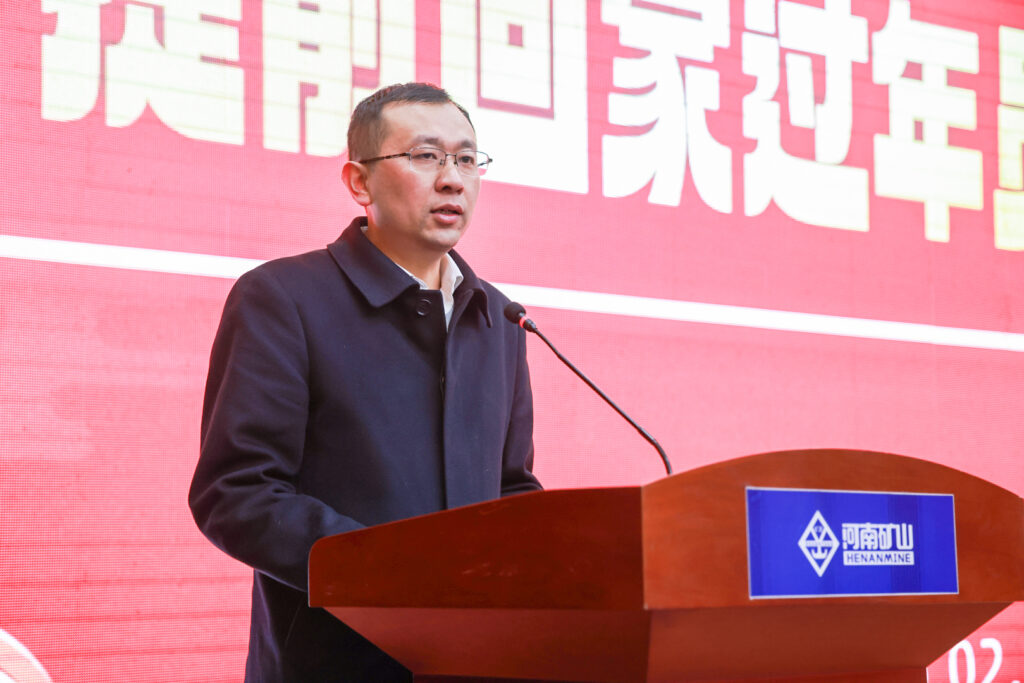 Lunar New Year gift distribution for crane factory employees