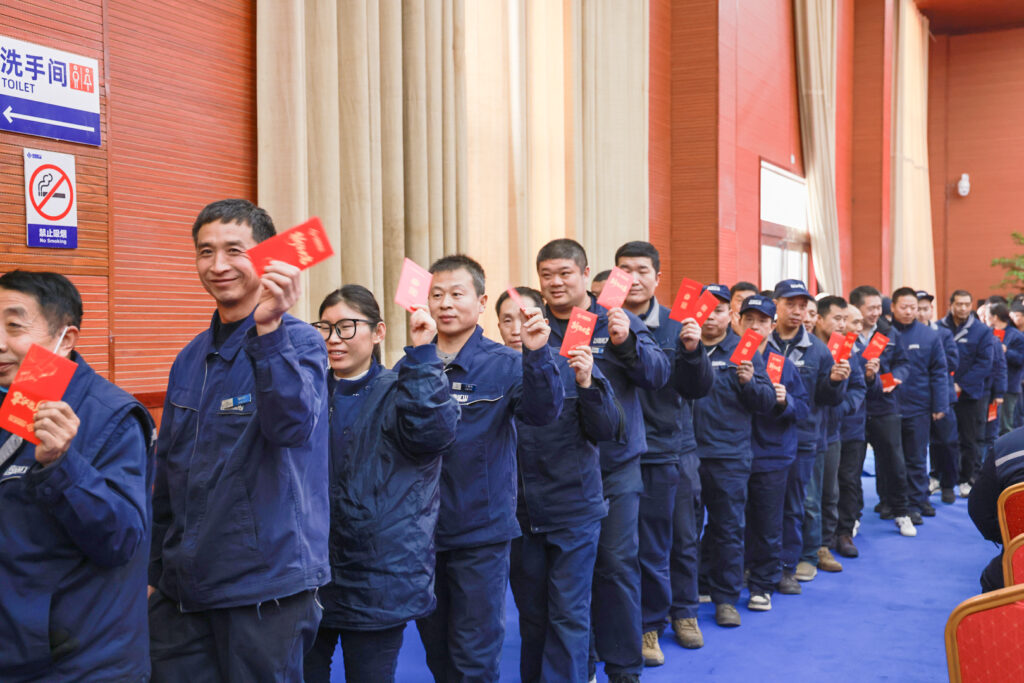 Lunar New Year gift distribution for crane factory employees
