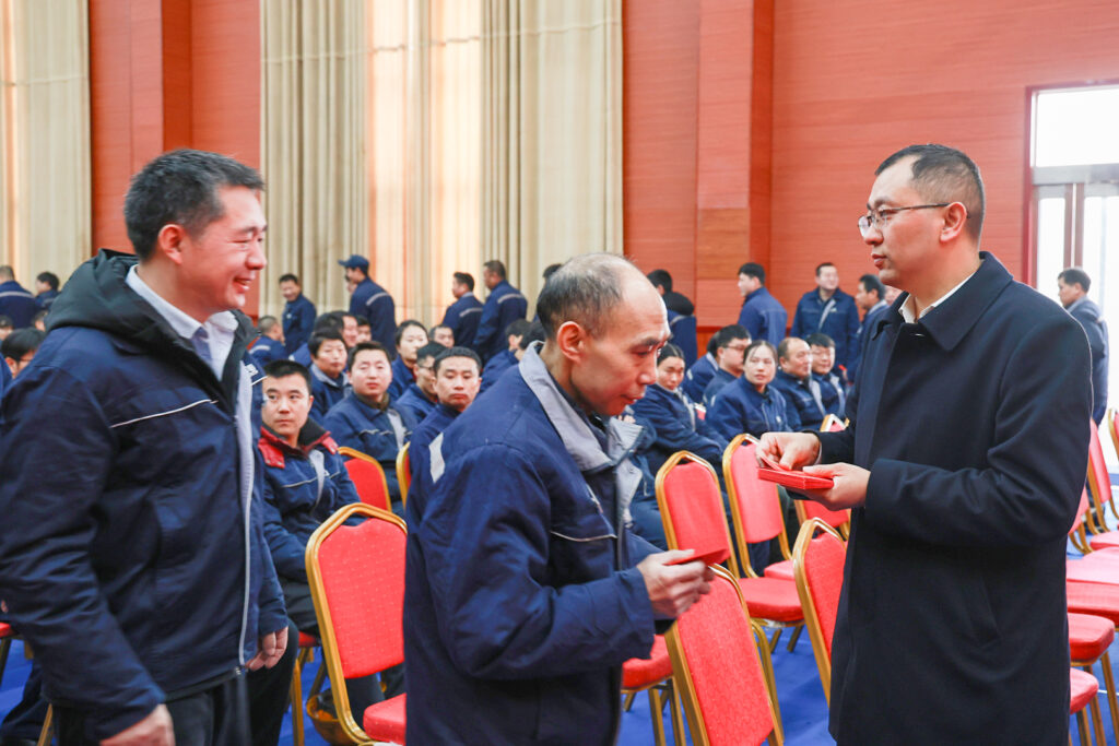 Lunar New Year gift distribution for crane factory employees