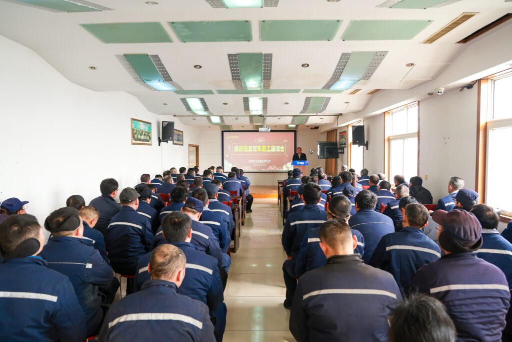 Lunar New Year gift distribution for crane factory employees