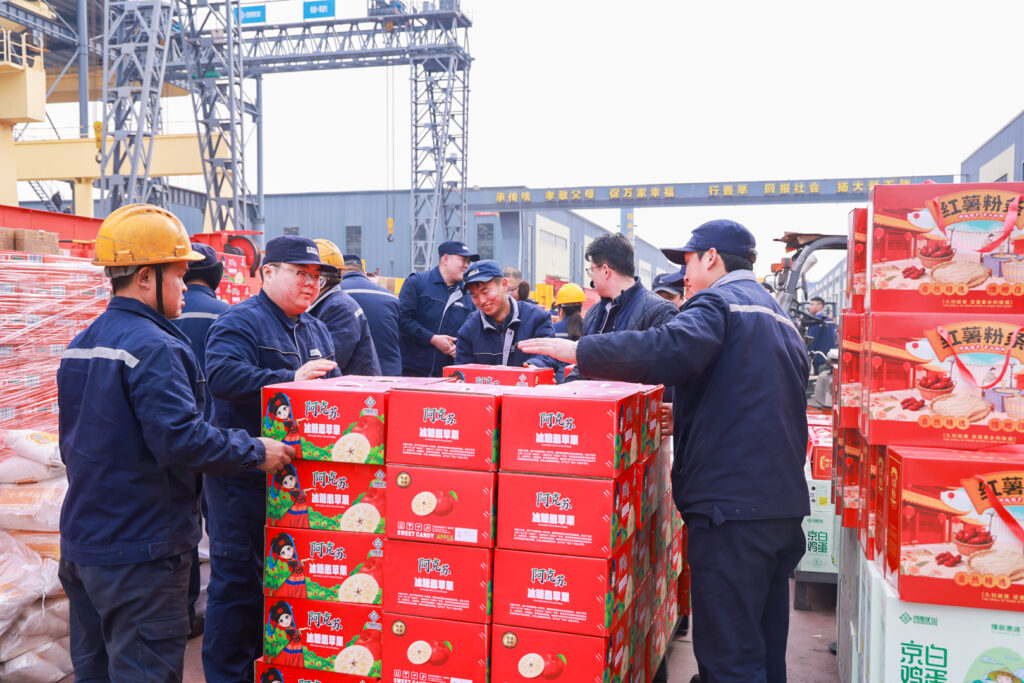 Lunar New Year gift distribution for crane factory employees